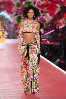 hbz-vs-fashion-show-2018-aiden-curtiss-gettyimages-1059370448